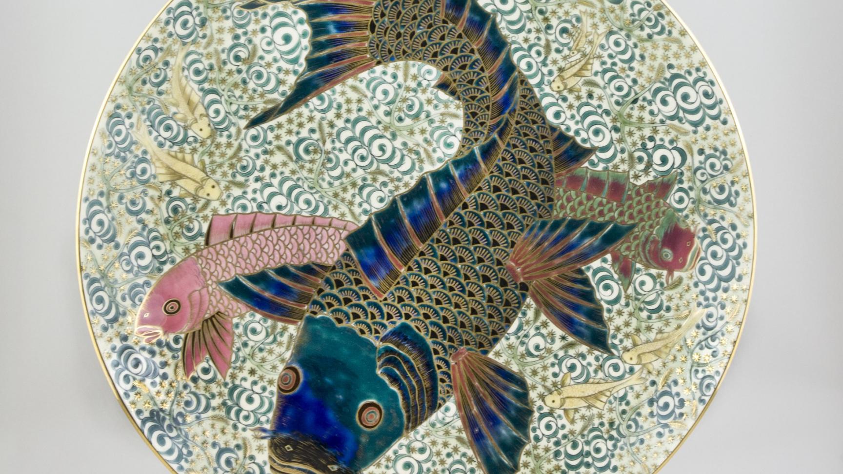 zsolnay-gyar_pecs_falital_halakkal_1889_porcelanfajansz_aranyozott_korongozott_magastuzu_szines_mazakkal_festett_iparmuveszeti_muzeum.jpg